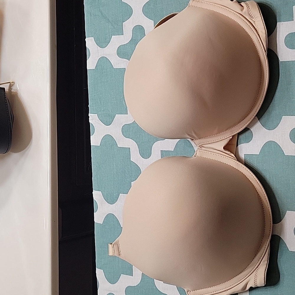 Victoria's Secret t-shirt 36DD bra